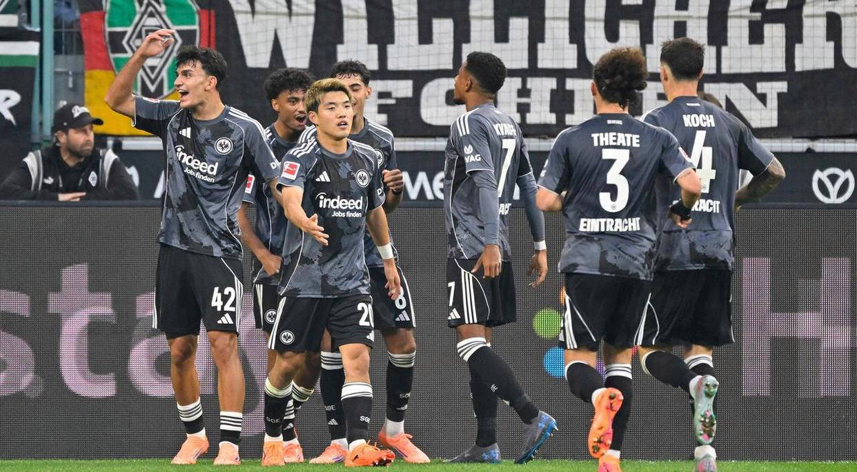 27岁日本球星梅开二度，助攻无敌！现场视角惊艳德甲比赛